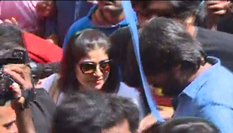 Video KIchcha Sudeep Wife Watches The Villain in Theater