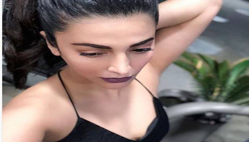 Shruti Haasan latest hot photos are setting the Internet on fire