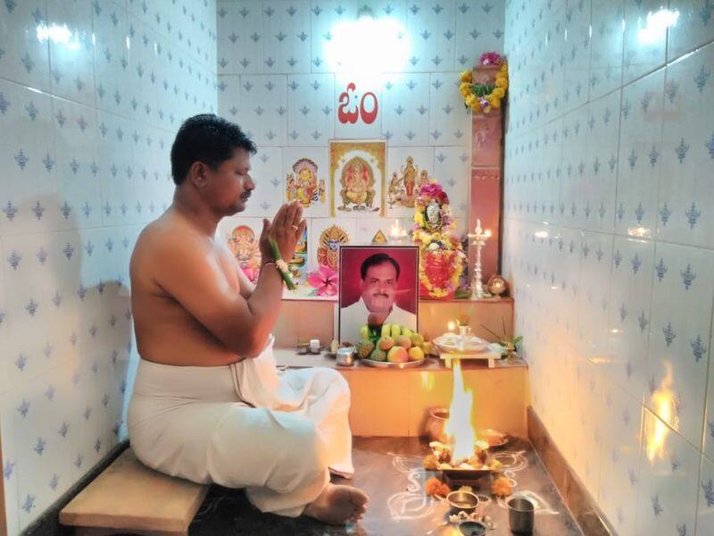 School Teacher perform pooja to MLA Kalakappa Bandi Photo at Gadag