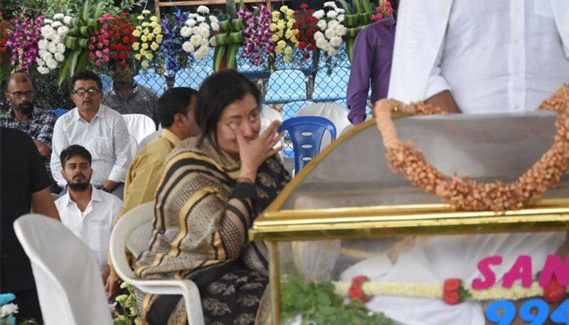 Video Prakash Rai Pays Last Respect To Ambreesh