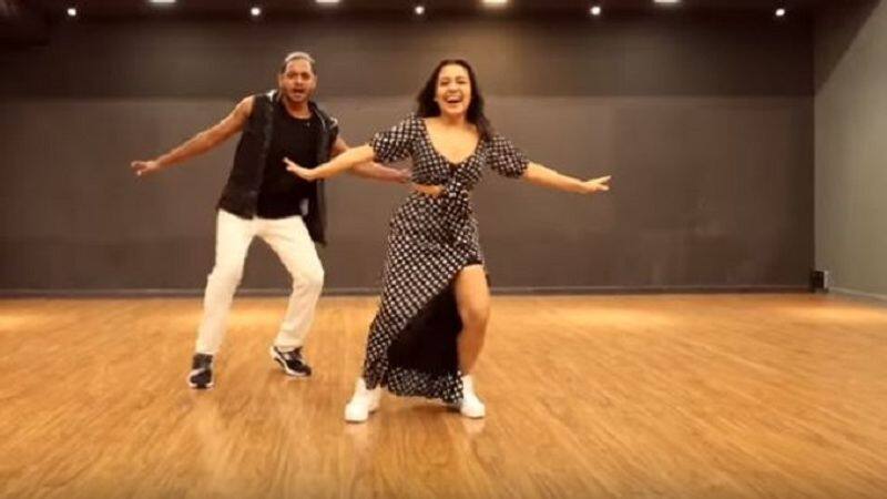 Neha Kakkar breaks the internet with her hot moves on Aankh Marey