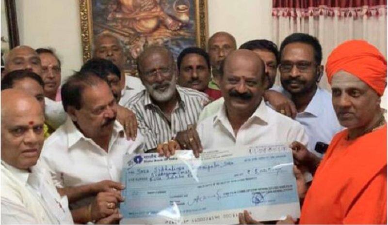 Karnataka Film Chamber donates 5 lakh to Siddaganga Mutt