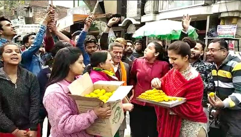 After the attack on Pakistan, workers of BJP Mahila Morcha distributed sweets