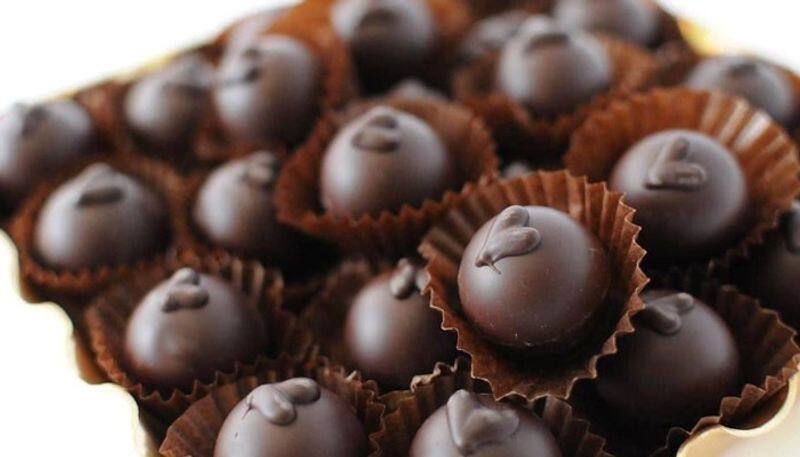 Health benefits of dark chocolate, happy munching-dnm