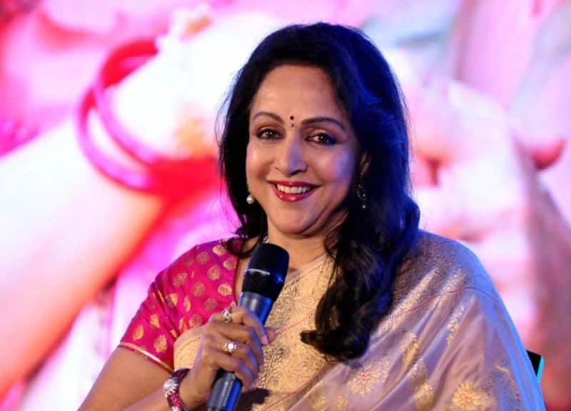 Remove the wig, put some simple make up Simple saree, mismatched blouse Dream Girl Hema Malini remebered Gulzar Saabs work in khusbu movie akb