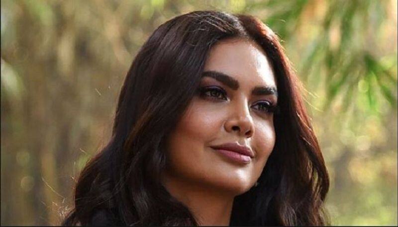 Hotelier Rohit Vig Slaps Esha Gupta With Defamation Suit