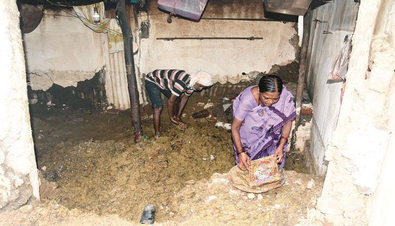 A Man rescued a baby from flood water at Hubballi