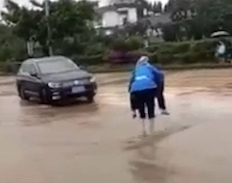 The floods in china did not stop this man from proving his love for his wife