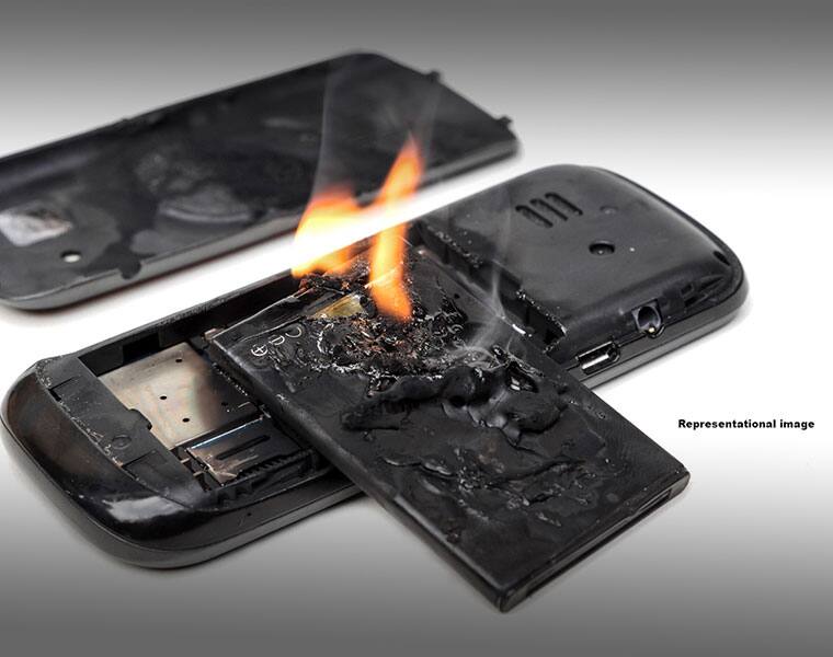 Samsung phone blasts in a mans shirt pocket