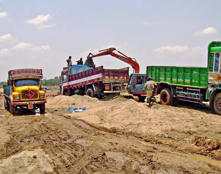 outrage of the villagers For Illegal Sand Mining at Lakshmeshwara in Gadag grg