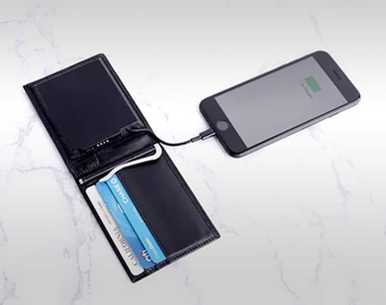 Solar wallet can recharge your smartphone