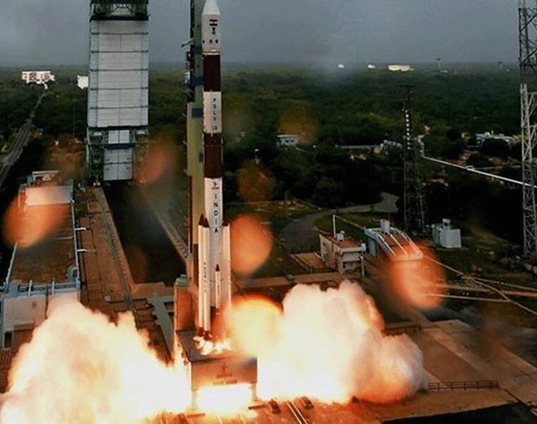 tweets celebrating ISRO historic moment