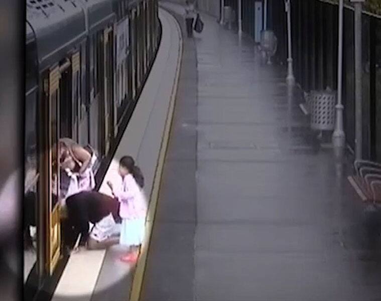 2-year-old falls in gap between train and platform, watch what happens next