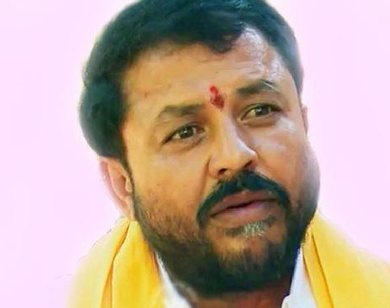 former tdp mla chintamaneni prabhakar arrested at duggiral in west godavari district