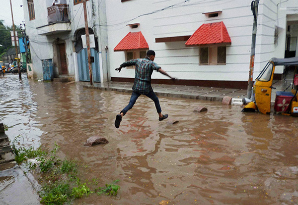 Hyderabad Saroor nagar lake gates opened, several colonies inundated lns