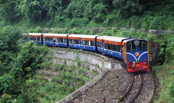 Toy Train: আজ থেকে ফের চালু ট্রয় ট্রেন দার্জিলিংয়ে ,খুশির হাওয়া পর্যটন মহলে