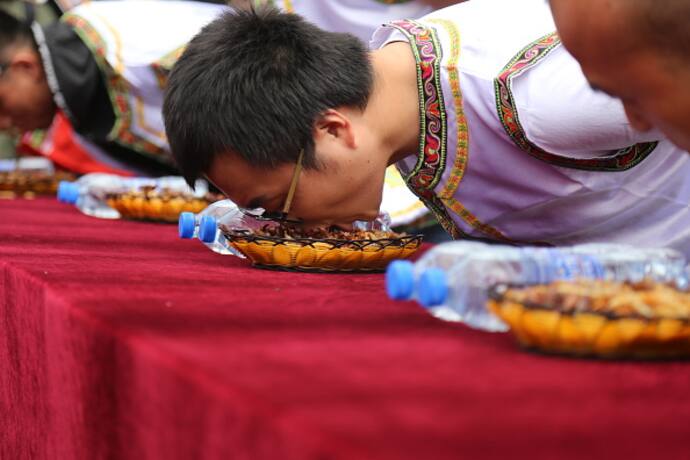 Bizarre: Man devour 1.23 kg of insects in five minutes