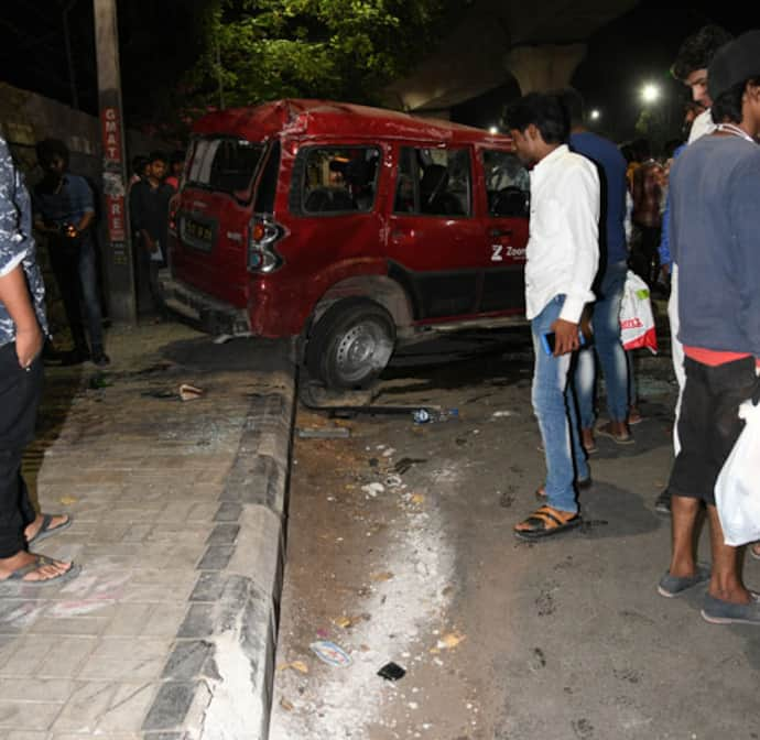 নিয়ন্ত্রণ হারিয়ে হায়দরাবাদের উড়ালপুল থেকে নীচে পড়ল গাড়ি, মৃত এক মহিলা