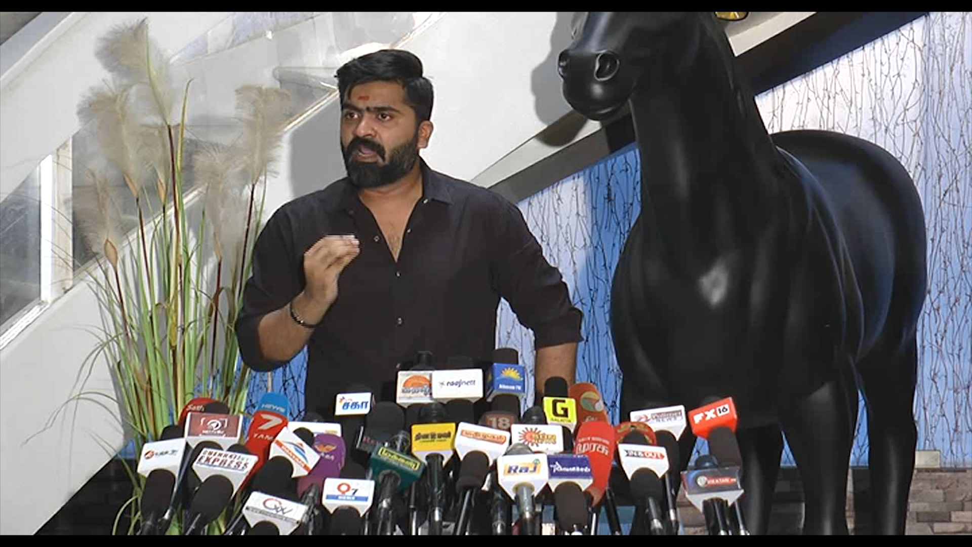 Tamil actor Simbu's heart touching statement over Cauvery issue, woos Kannadigas