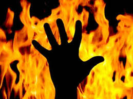 A minor girl was set on fire by a man who was denied her mobile number