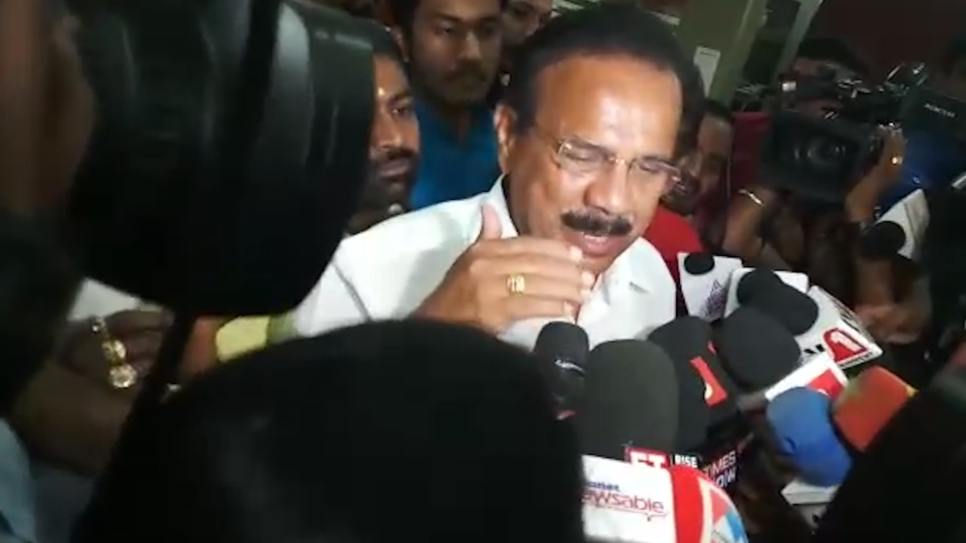 TRS leaders blocked union minister Sadananda Gowda at karimnagar district