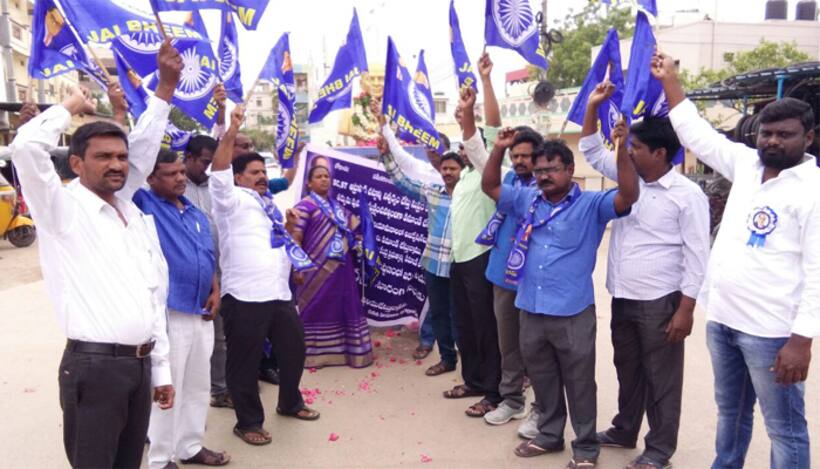చలో వరంగల్ కు తరలిన దళిత నాయకులు