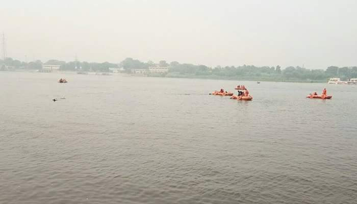 Fire Department Staff Protect A Man Who Stuck in River at Lingsugur in Raichur grg