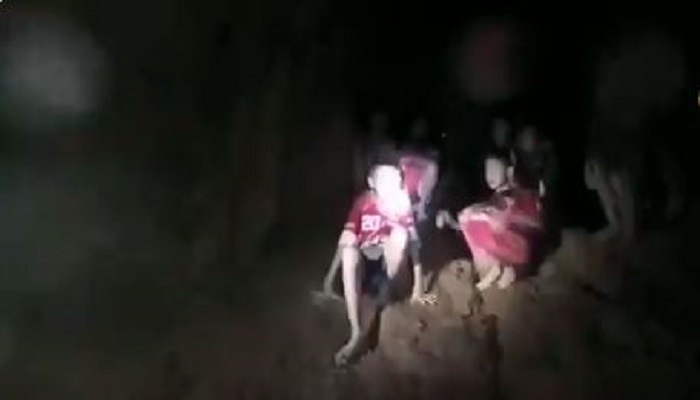 Thai cave rescue: Soccer team found alive one kilometer underground