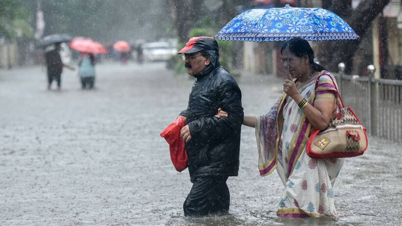 मुंबई में हो रही भारी बारिश से जनजीवन अस्त व्यस्त