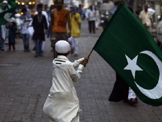 Shia'hs want ban on unfurling of Islamic flags in India: SC seeks Centre's response