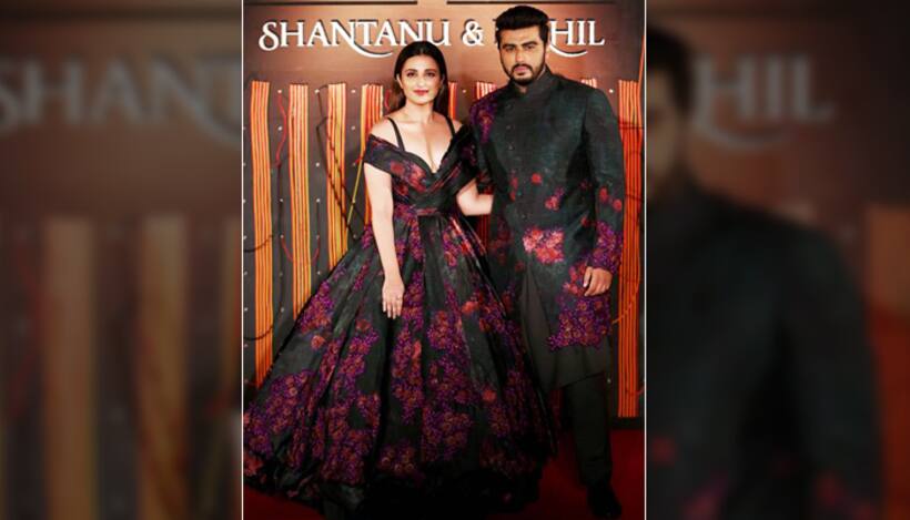 अर्जुन परि‍णीति के सेम कॉम्बिनेशन लुक ने फैशन शो में मचाया धमाल