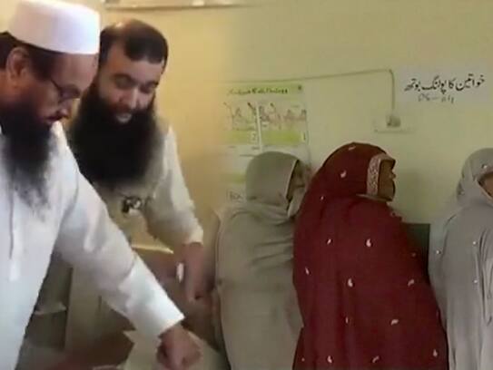 Pakistan election: 15 dead in bomb attack as voting