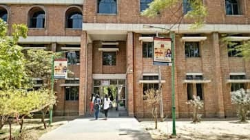 A 2nd year student of Bharati college committed suicide in DU college