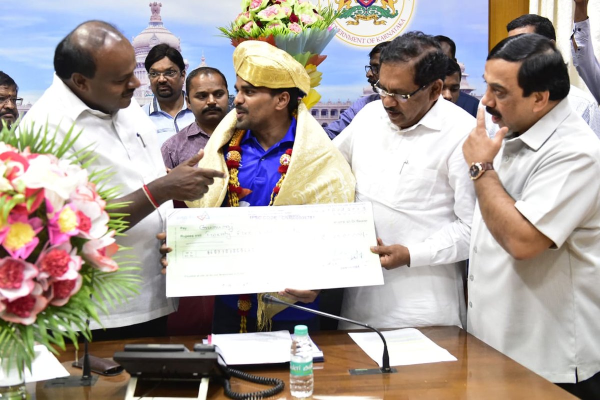 Suvarna News Impact Commonwealth Games Hero Gururaja Poojary Gets Cash Award from CM H D Kumaraswamy