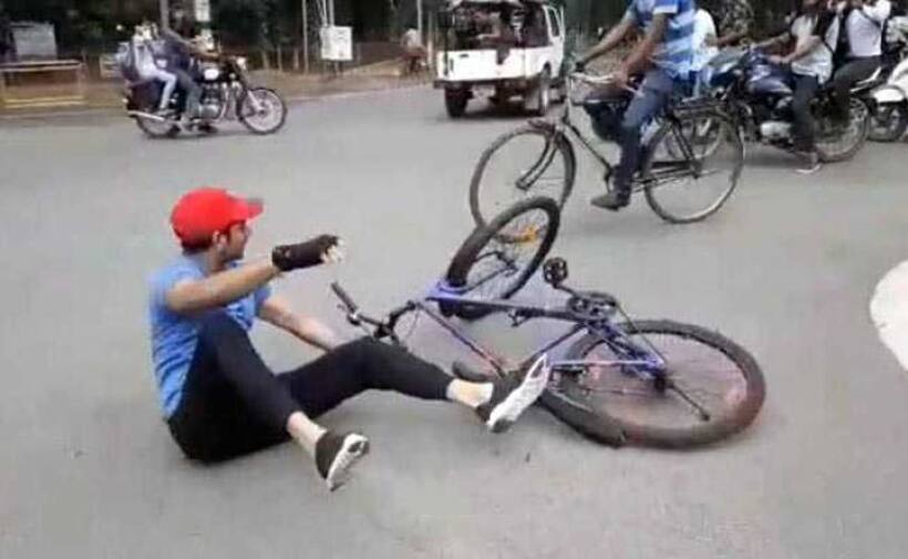 साइकिल चलाने निकले थे लालू के  लाल तेजप्रताप..और फिर हुआ ये...
