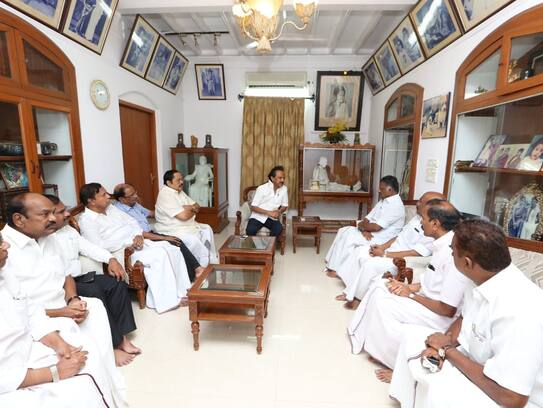 Karunanidhi's Health Suffers 'Decline', Tamil Nadu Ministers and Kamal Haasan Pay Visit
