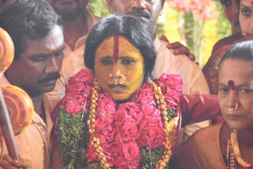 కరోనాను కట్టడి ఎలాగంటే: భవిష్యవాణి వినిపించిన స్వర్ణలత