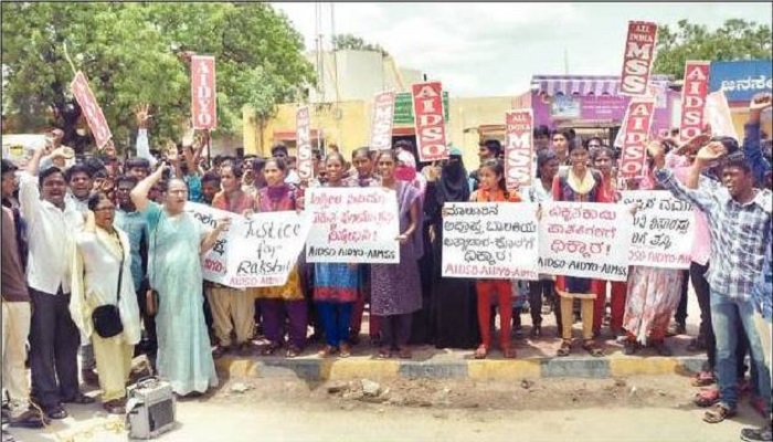 Protest by students for murder in Raichur