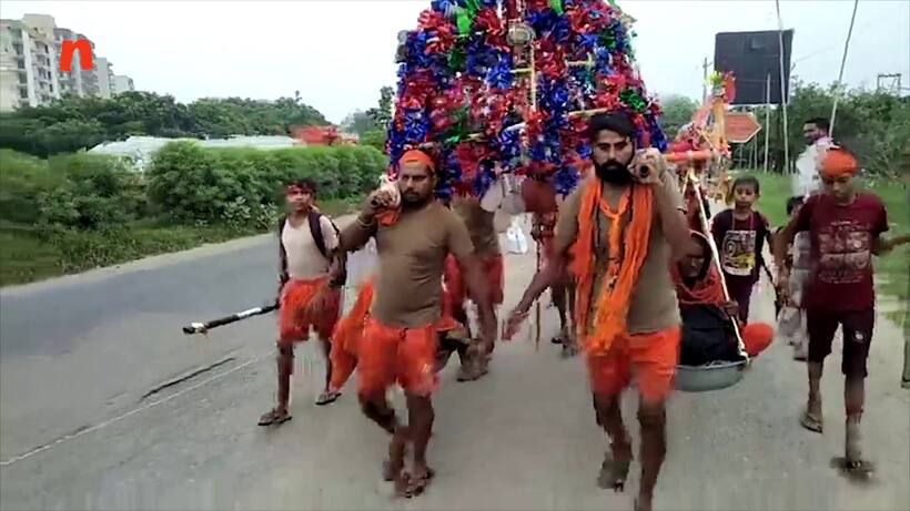 कलियुग के श्रवण कुमार मां बाप को पालकी में बिठाकर हरिद्वार से करा लाए गंगा स्नान