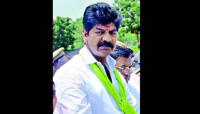 trs mla shankar nayak controversial comments on cm kcr caste