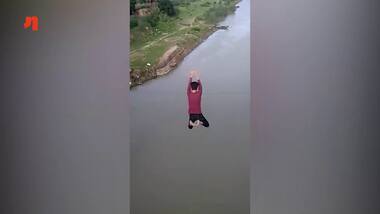 मौत की छलांग लगते बच्चे