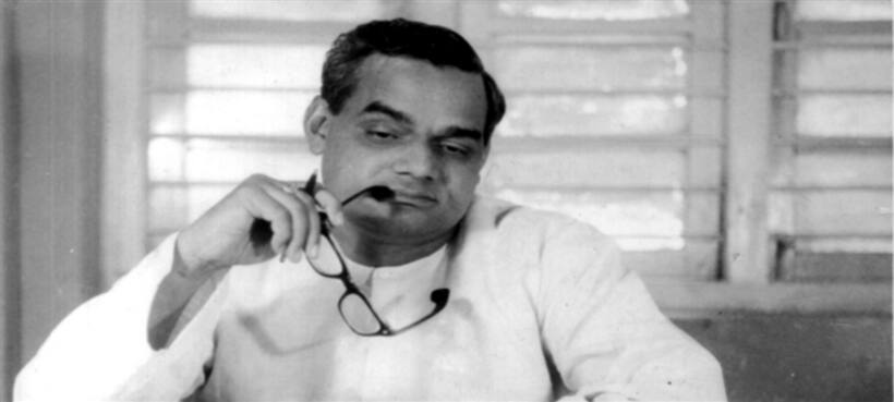 मौत से ठन गई...अटल की चर्चित कविताएं