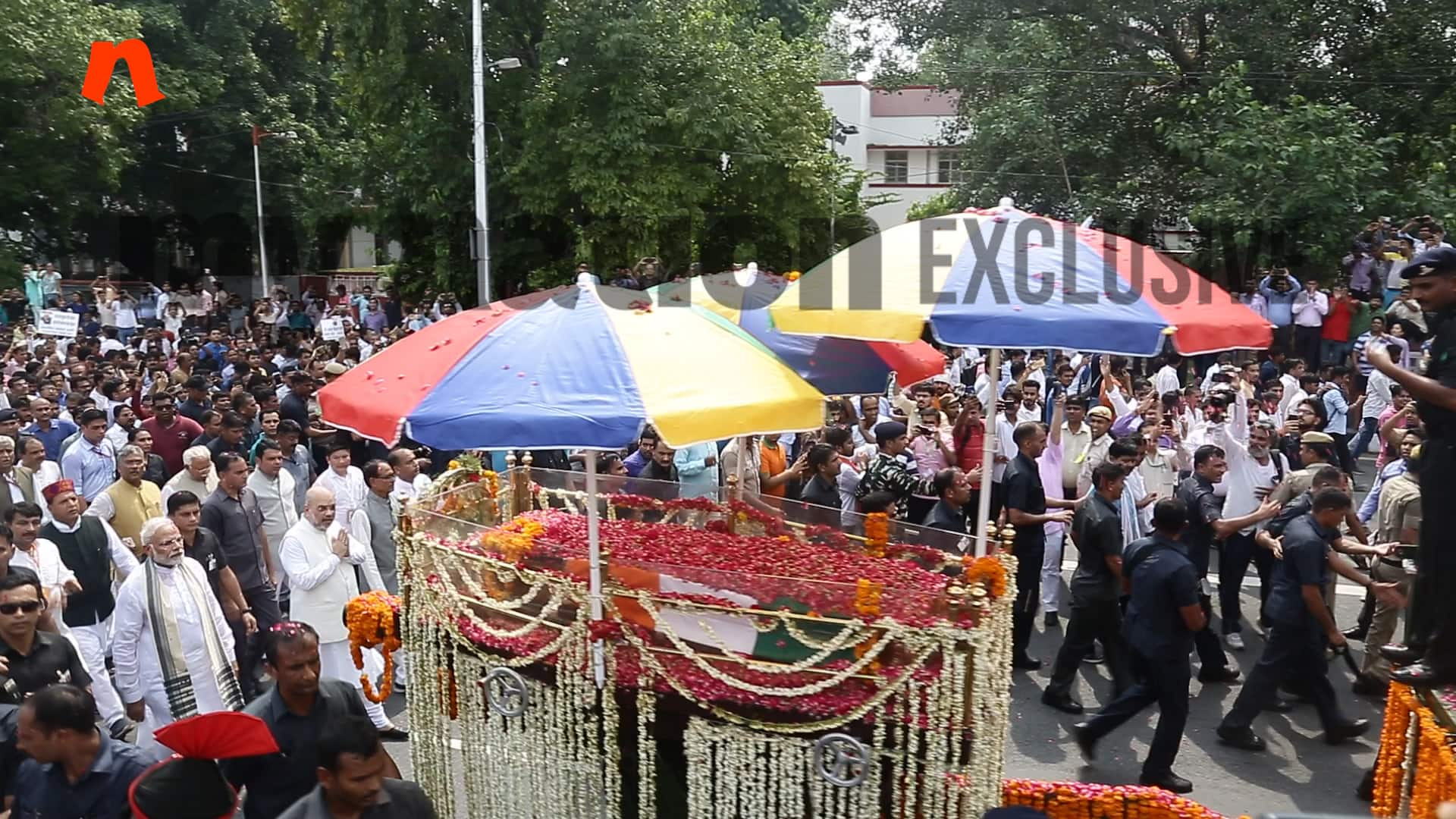 PM Modi accompanies Vajpayee's last journey