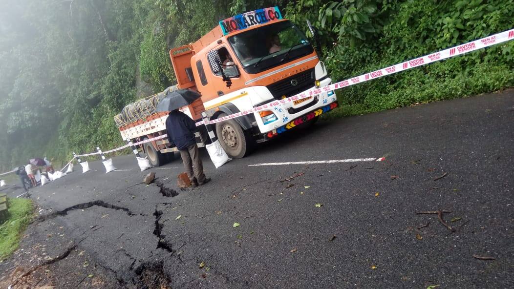 tamilnadu -kerala boeder a bif crake in road