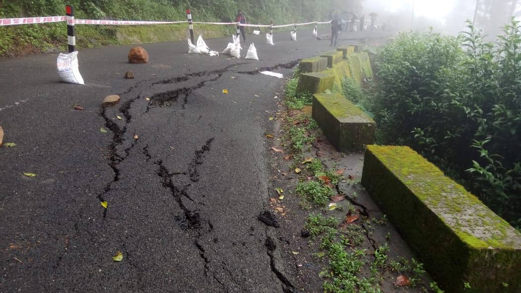 tamilnadu -kerala boeder a bif crake in road