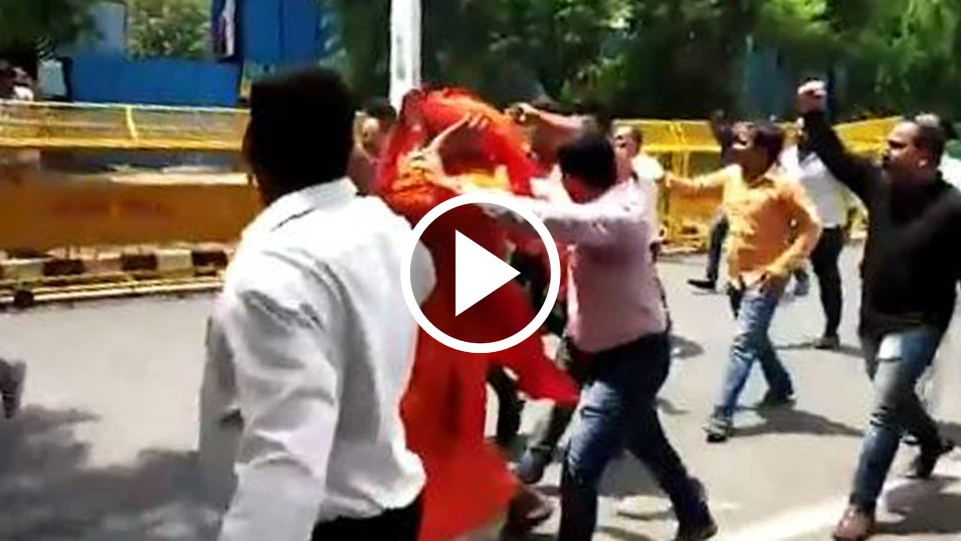 Swami agnivesh beaten up by mob in delhi atal Bihari Vajpayee funeral