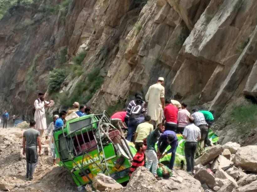 किश्तवाड़ में श्रद्धालुओं की गाड़ियों पर गिरी चट्टान, पांच की मौत, 13 घायल