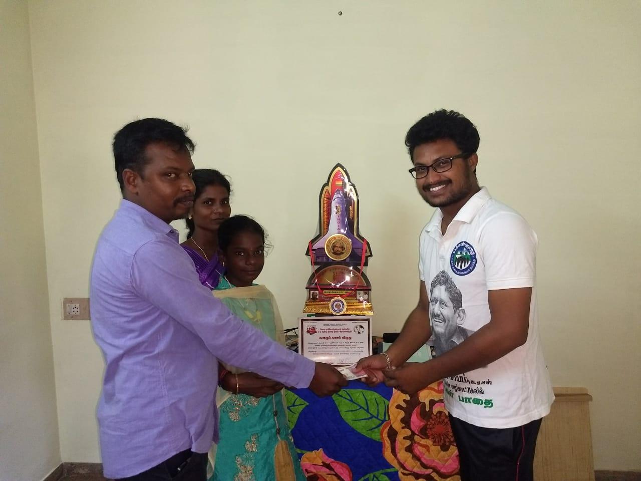 karur girl atchaya contributes to kerala flood