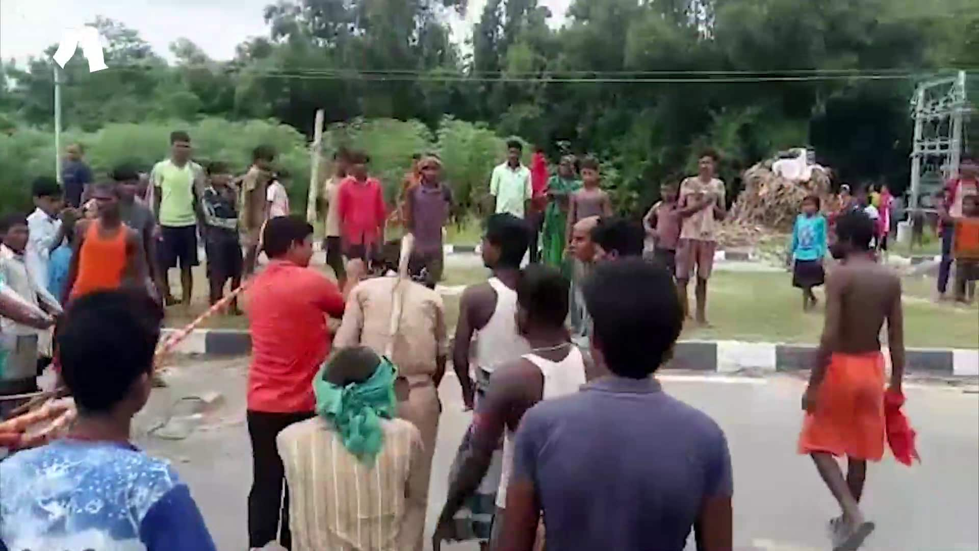 Policemen beaten up police station bihar local mob