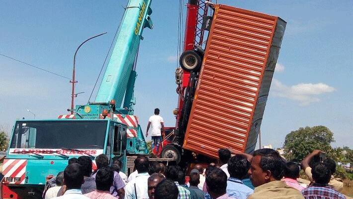 lorry sinking cauvery river; 6 hours struggle Recovery!